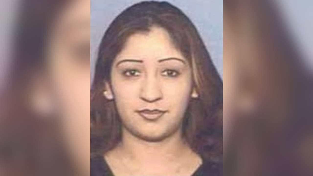 <b>Evelynl Guzmán, tiene conexiones con México. </b>Es sospechosa de estar involucrada con la empresa de tráfico ilegal de 
<b><a href="https://www.univision.com/local/chicago-wgbo/advierten-sobre-venta-de-drogas-a-menores-en-el-lollapalooza-video">drogas </a></b>y lavado de dinero en el área de Chicago.
<b> El FBI ofrece una recompensa de hasta 10,000 dólares por información que lleve al arresto de Evelyn Guzmán</b>. Guzmán es también es uno de los fugitivos.