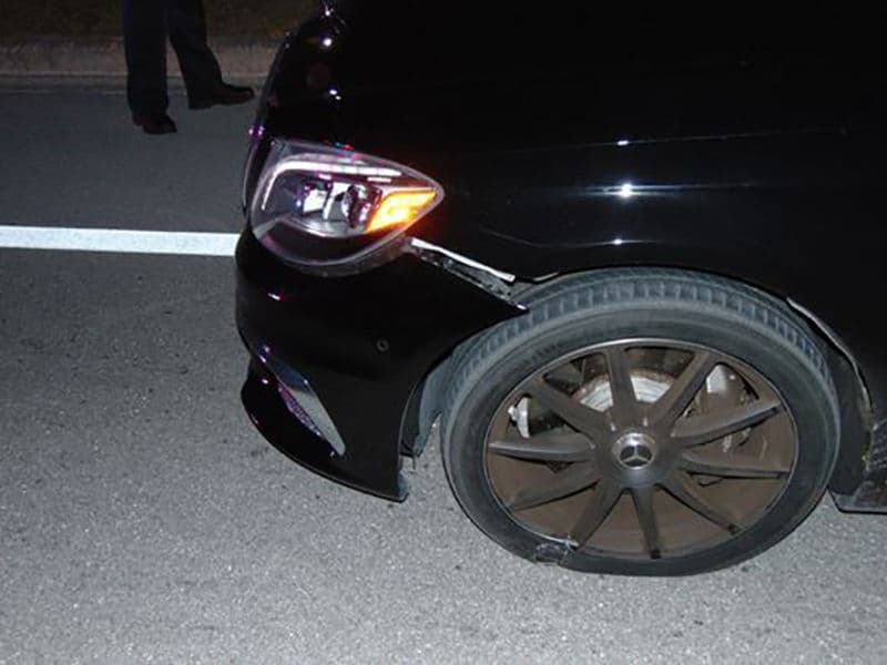 Las manchas que vemos en las ruedas provienen del polvo de las pastillas de frenos, aparentemente este auto no recibió mucha atención.
<br>