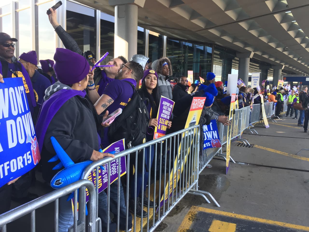 Entre ellos están maleteros, conserjes, personas que limpian las cabinas y que asisten a las personas en sillas de ruedas, entre otros, que están pidiendo un pago de salario mínimo de 15 dólares la hora.