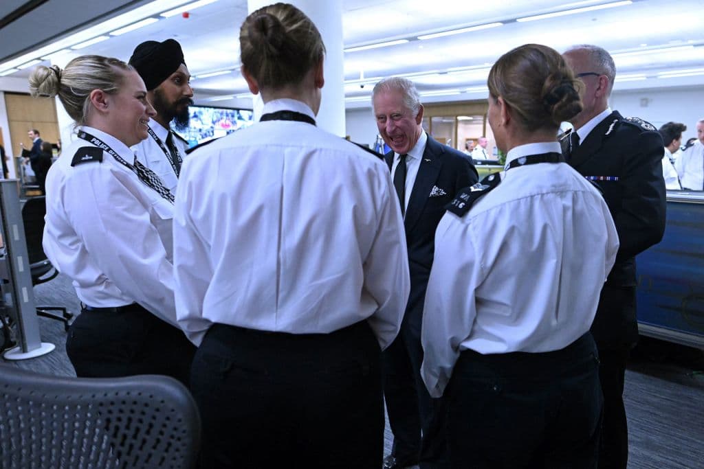 En su visita a la Sala de Operaciones de la Policía Metropolitana este sábado, Carlos III conversó con los agentes. Por el momento la despedida a la reina Isabel II se desarrolla en un ambiente de recogimiento, solemnidad y disciplina. Según las autoridades, un hombre fue detenido el viernes por la noche por abalanzarse sobre el féretro.