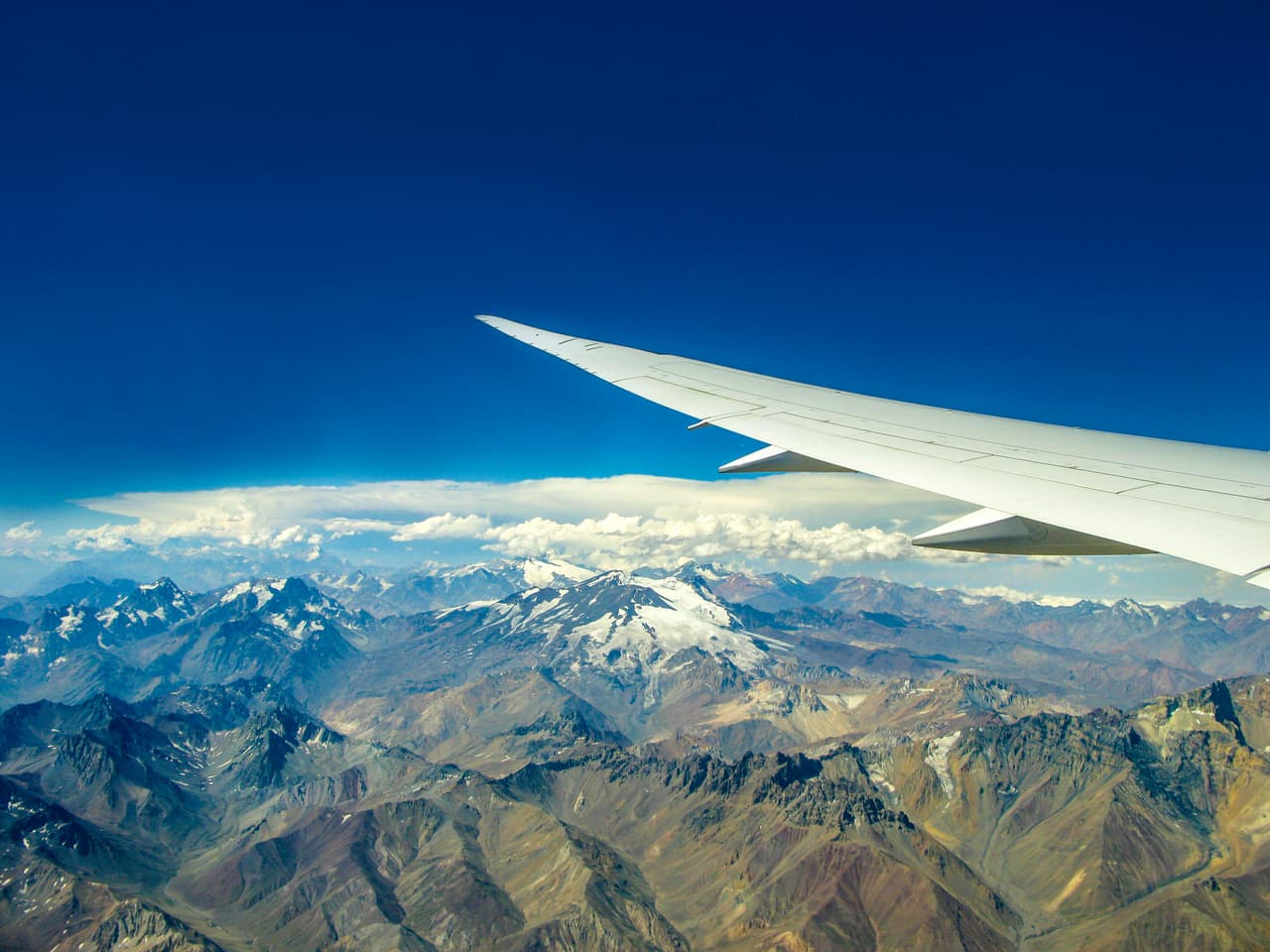 <b>Santiago de Chile</b>
<br>
<br>La aproximación al aeropuerto internacional de la capital chilena es un verdadero espectáculo, sobre todo si tiene la suerte de llegar al amanecer y ver al Sol salir detrás de la impresionante cordillera de los Andes.
<br>
<br>Verá sus colinas nevadas y a medida que el avión se aproxima a Santiago van apareciendo llanuras con las montañas a la distancia. Si viene del norte y va en lado izquierdo del avión no se perderá la belleza de la cordillera andina.
<br>