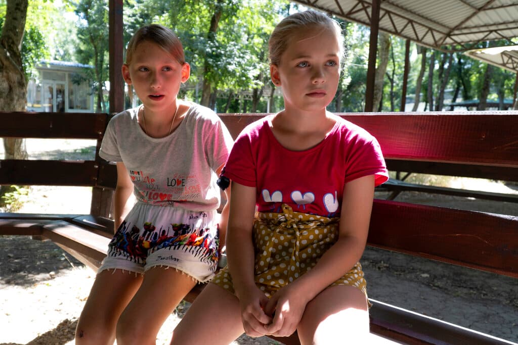 "Es una historia absolutamente terrible", dijo Petro Andryushchenko, asesor del alcalde de Mariupol, que afirma que solo en esa ciudad se llevaron a cientos de niños. "No sabemos si nuestros niños tienen un padre oficial o (padrastros) o algo más porque 
<b>son desaparecidos a la fuerza por las <a href="https://www.univision.com/noticias/mundo/guerra-ucrania-complicado-ayudar-a-ucrania-defenderse-misiles-rusos">tropas rusas</a></b>" . Olesya Lyadchenko, a la izquierda, y Yaroslava Rogachyova asisten a un campamento en el suroeste de Rusia. Yaroslava dijo que echará de menos el mar y Donetsk, pero que ya ha conocido -solo por videoconferencia- a su nueva familia y que le gustan.