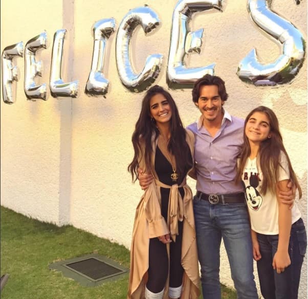 Bárbara del Regil es madre de Alexa, una jovencita de 11 años de edad, a la que le ha inculcado el amor y disciplina del ejercicio, a su corta edad la niña también luce un cuerpo saludable.