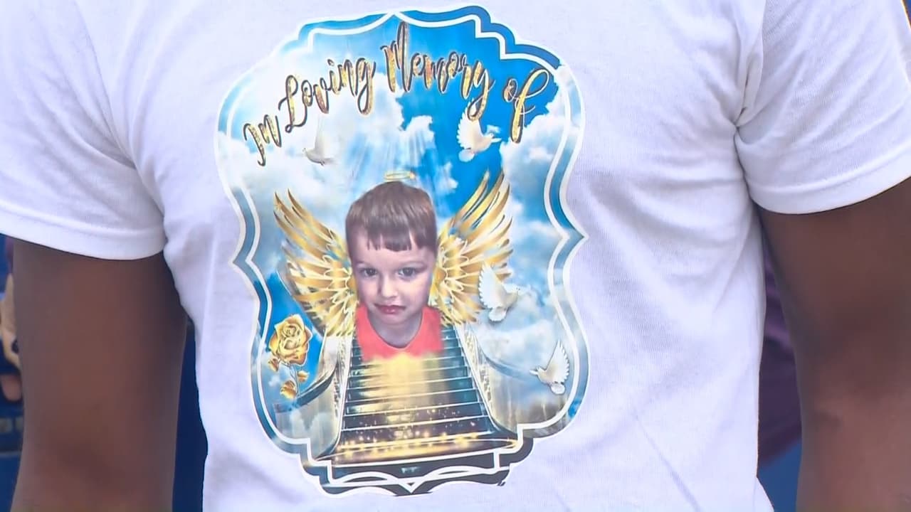 Ese mismo día las autoridades arrestaron a 
<a href="https://www.univision.com/local/dallas-kuvn/video-capta-cuando-sospechoso-se-lleva-a-un-nino-de-4-anos-de-su-cuna-luego-aparecio-muerto-en-una-calle-video">Darriynn Brown, de 18 años, bajo</a> cargos de secuestro y rapto del menor.