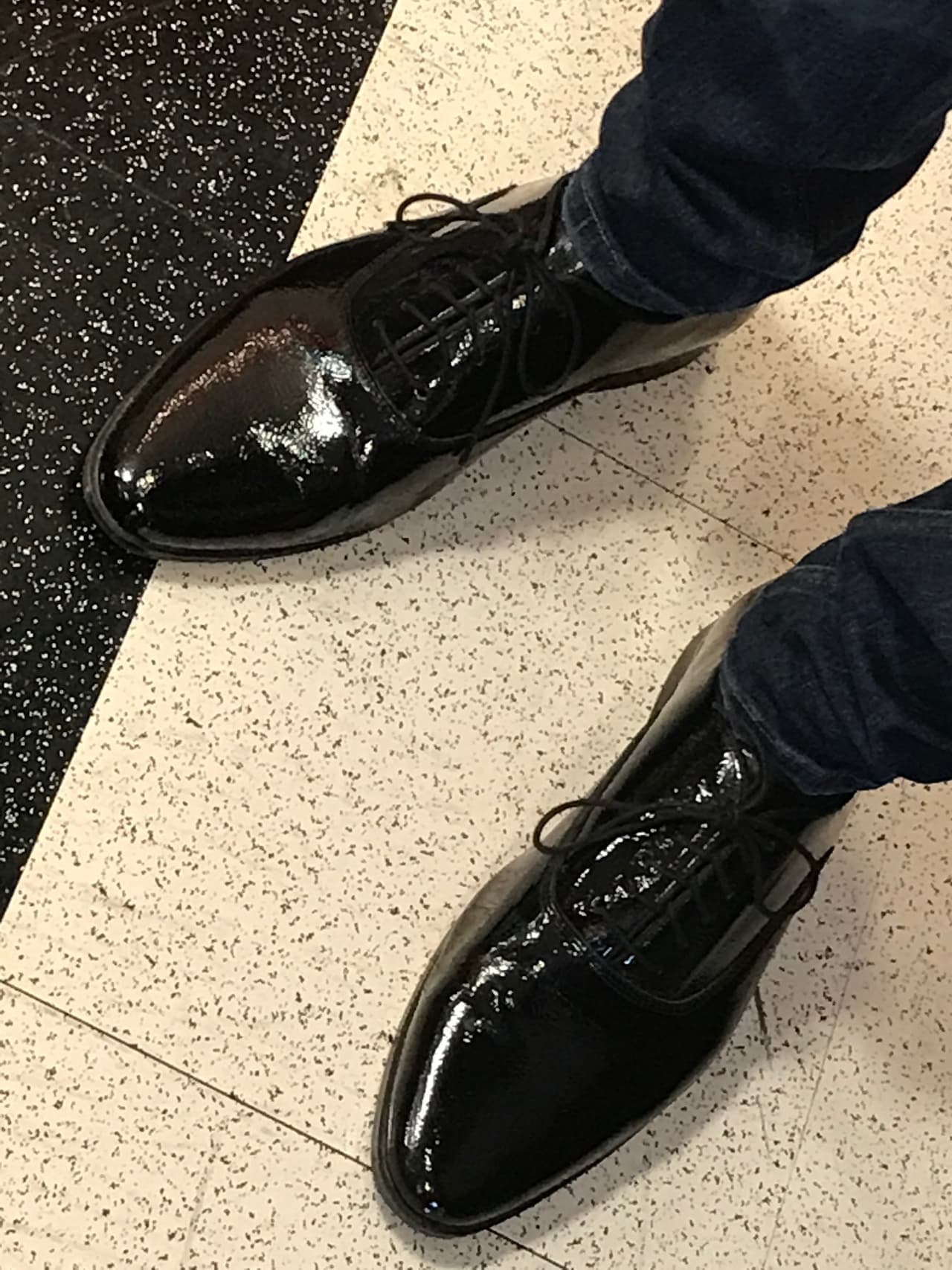 Para Virlan García, quien está por lanzar su producción 'Voy a amarte hoy', sus zapatos en brillante charol de Zara fueron parte de su moderno look.