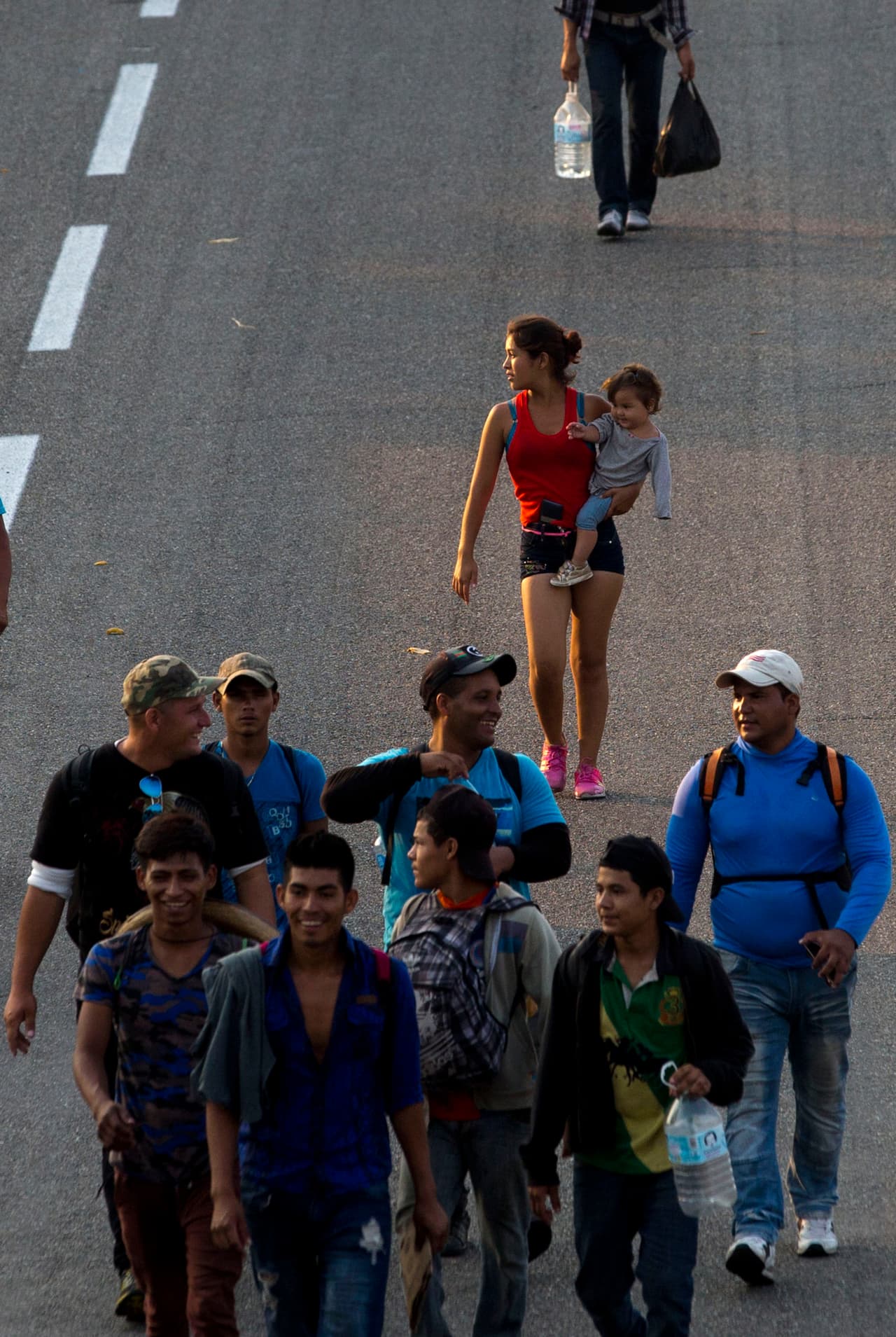 Mendoza huyó hace dos semanas de Tegucigalpa ante las amenazas del padre de su hijo, un policía. Dice:
<b>“Lo que más me angustia es que el bebé me pide comida y ha habido días que no pude darle”. </b>El sábado llegó a Mapastepec, una localidad un poco más al norte de Escuintla.