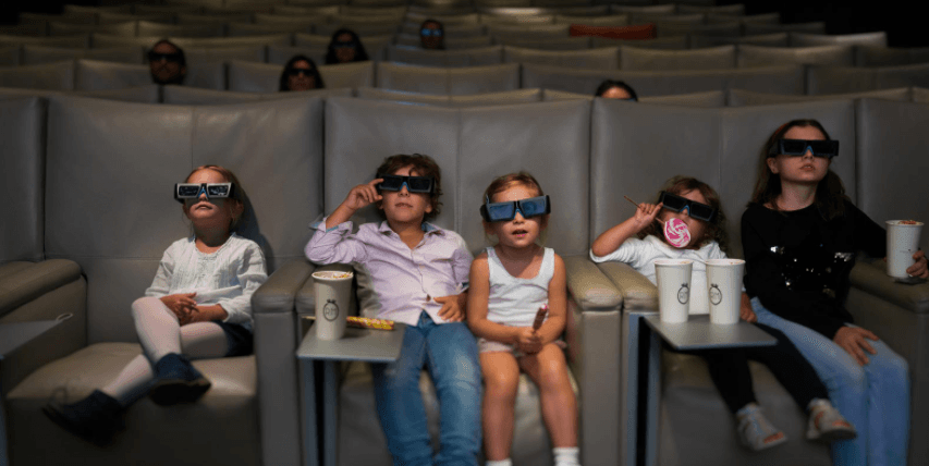 El lujoso hotel de cinco estrellas, Le Royal Monseau, será la casa provisional del astro argentino, pues su salida del Barcelona fue muy repentina. El hotel se encuentra ubicado en 37 Avenue Hoche y fue reformado por el famoso diseñador Philippe Starck. El Parque de los Príncipes se encuentra a tan solo 15 minutos del inmueble.