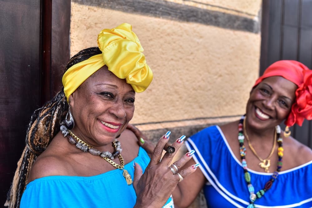 Cada persona que es consagrada o 'bautizada' con un Orisha debe llevar determinados collares, o Elekes, durante un tiempo. Además, puede complementar los collares con pulseras que sean elaboradas con las mismas cuentas de los collares.