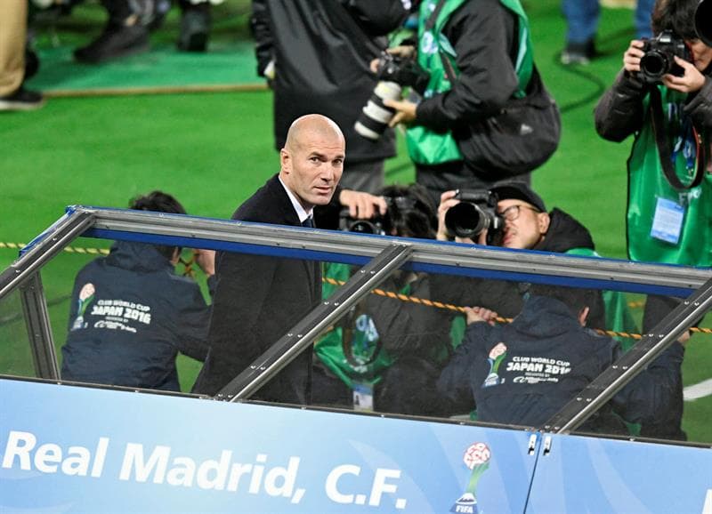 El técnico de Real Madrid, Zinedine Zidane, fue perseguido por las cámaras antes del partido: él es una gran figura mundial.