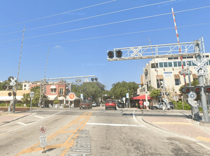 La Junta Nacional de Seguridad en el Transporte aún evalúa si investigará este incidente, ocurrido en un cruce debidamente marcado.