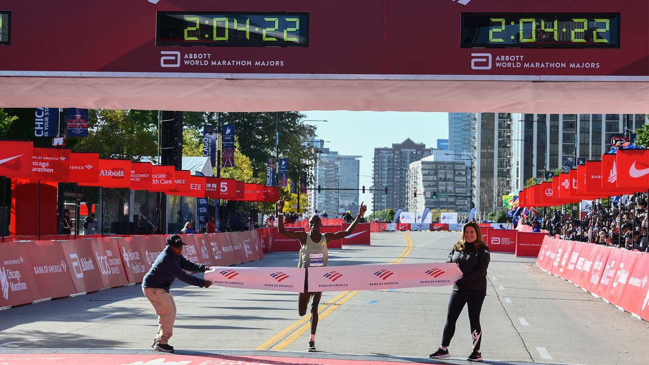 En la rama varonil, el ganador fue Benson Kipruto, de Kenia, con un tiempo de 2 horas, 4 minutos y 24 segundos.
