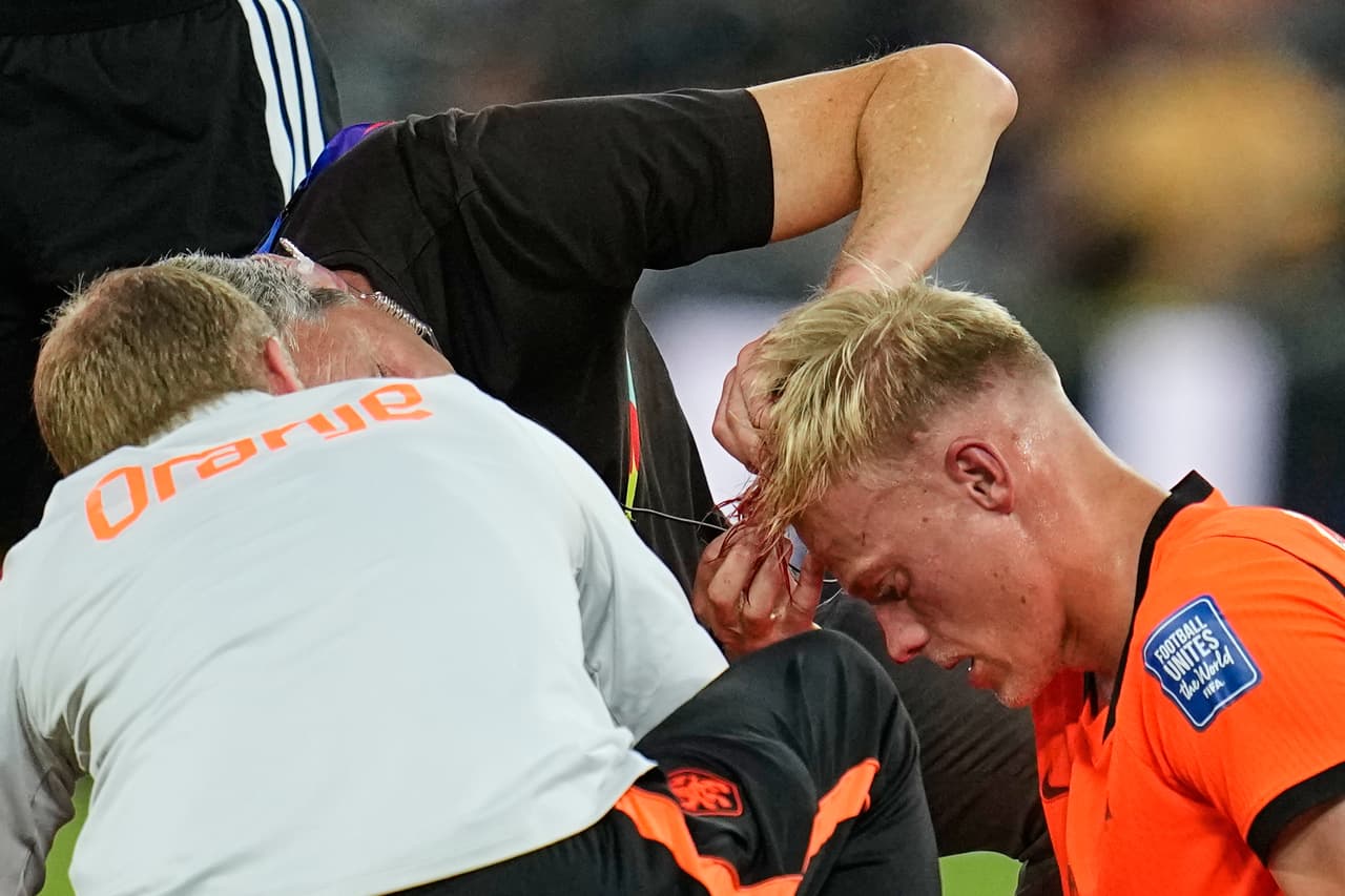 El neerlandés Jan Paul van Hecke (6) recibe atención médica por una herida en la cabeza durante el partido de dieciseisavos de final de la Copa del Mundo entre los Países Bajos y Marruecos en Guadalupe, cerca de Monterrey, México, el lunes 29 de junio de 2026.