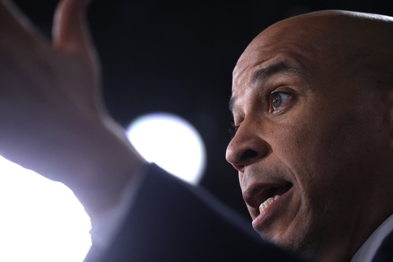 El senador 
<b><a href="https://www.univision.com/temas/cory-booker">Cory Booker</a></b>, cuya participación en el próximo debate peligra, bromeó con la posibilidad de que el exvicepresidente Joe Biden estuviese "drogado" cuando recientemente se opuso a legalizar la marihuana en Estados Unidos."La marihuana en nuestro país ya es legal para los privilegiados y esta guerra contra las drogas ha sido una guerra contra los afroestadounidenses y los latinos", dijo.