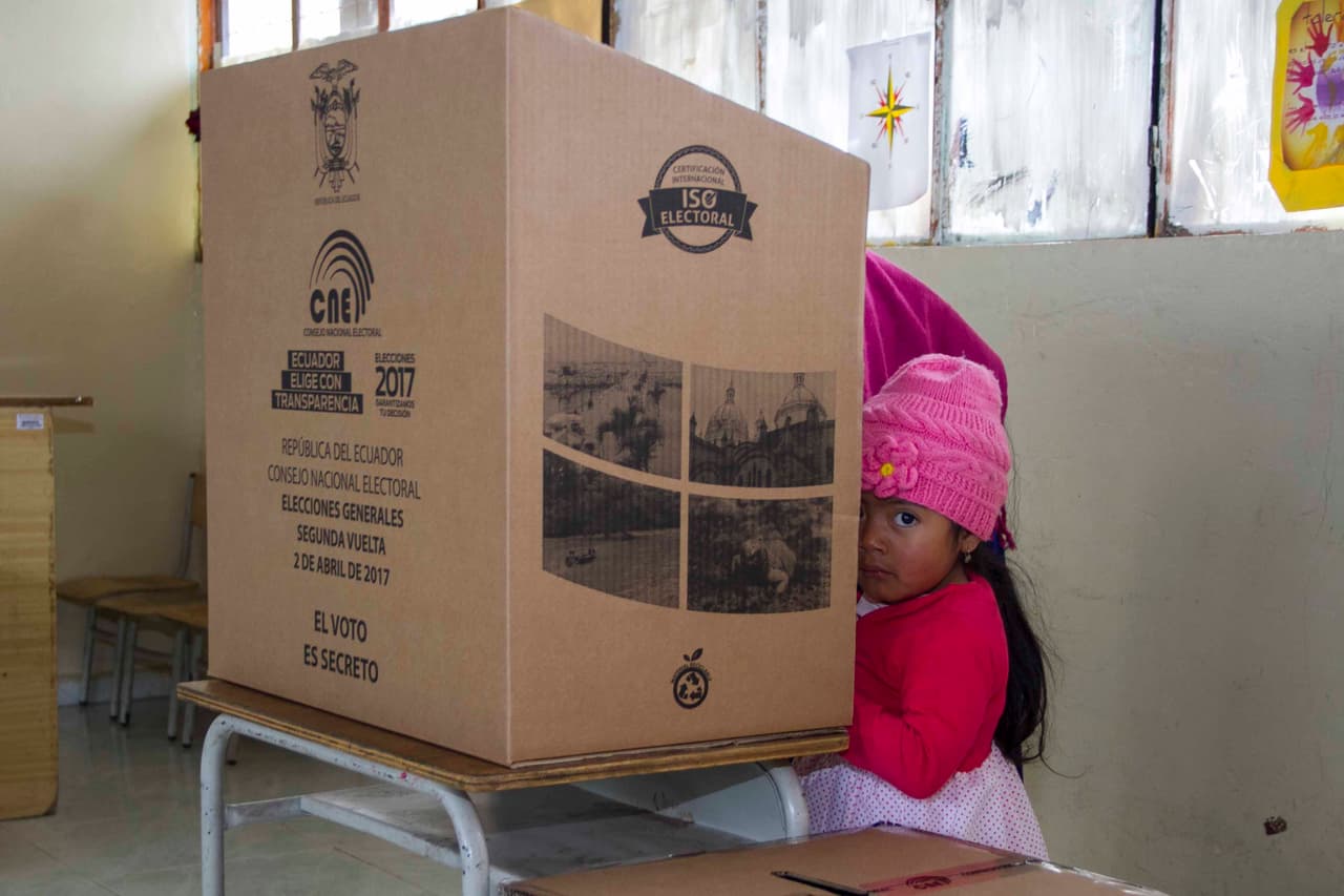 Debido a la pandemia del coronavirus, se pide a los votantes tomar precauciones adicionales. El uso de mascarilla es obligatorio y además se pide a los votantes llevar su propio bolígrafo. Se recomienda también llevar su propio gel sanitario.