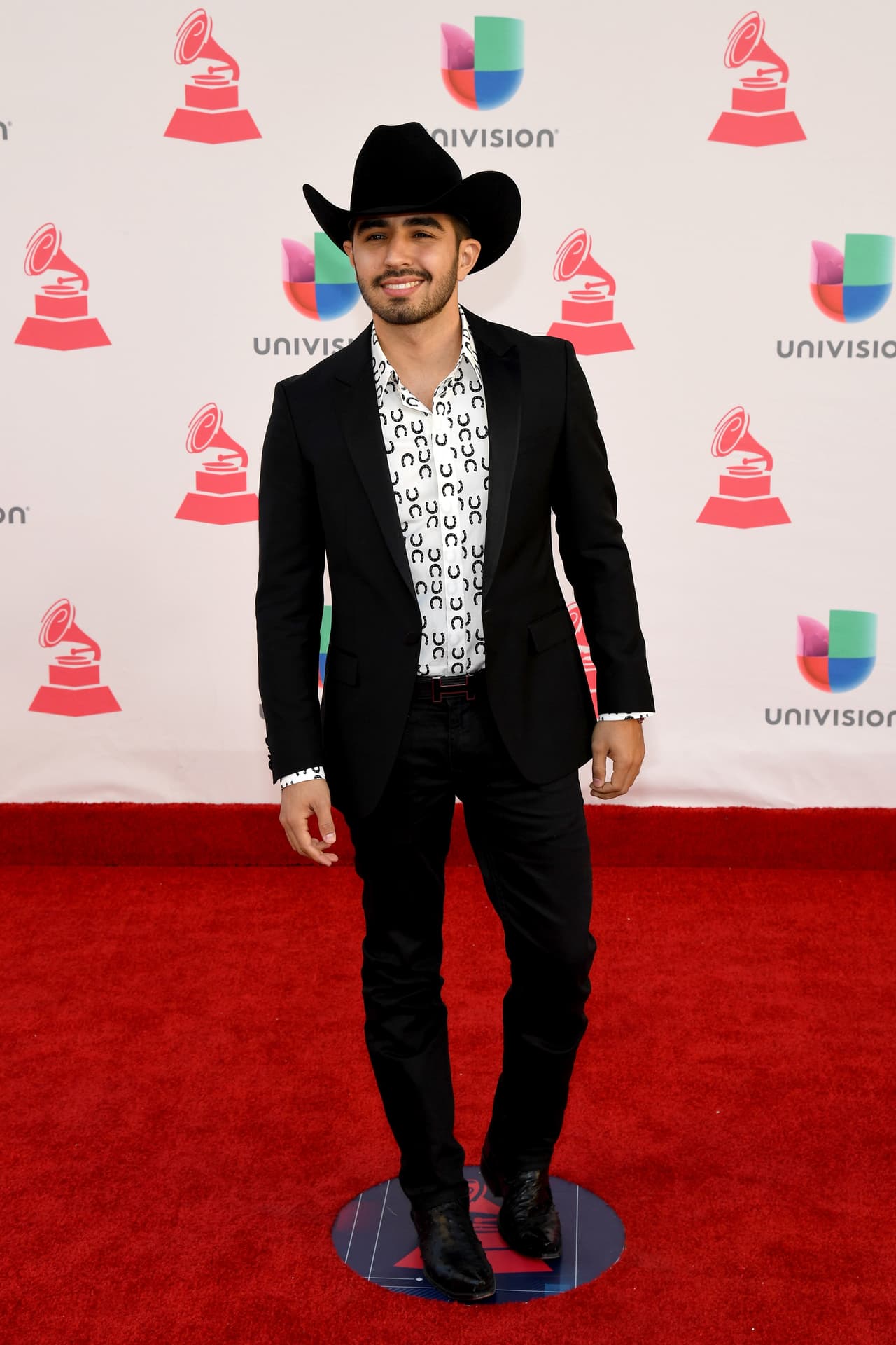 Joss Favela llegó con todo y sombrero a la alfombra roja.