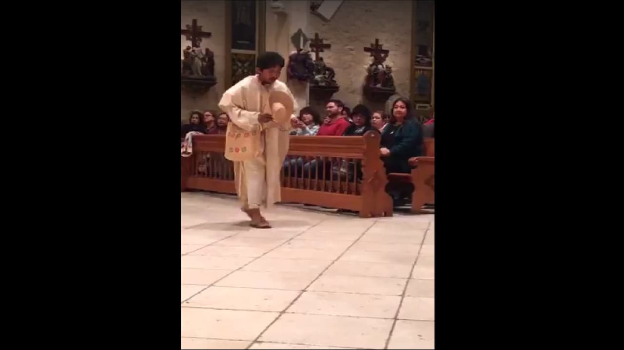 Los asistentes a la conmemoración de la Virgen de Guadalupe se reunieron desde la noche de este domingo en la Catedral de San Fernando, ubicada en el centro de San Antonio. 
<br>