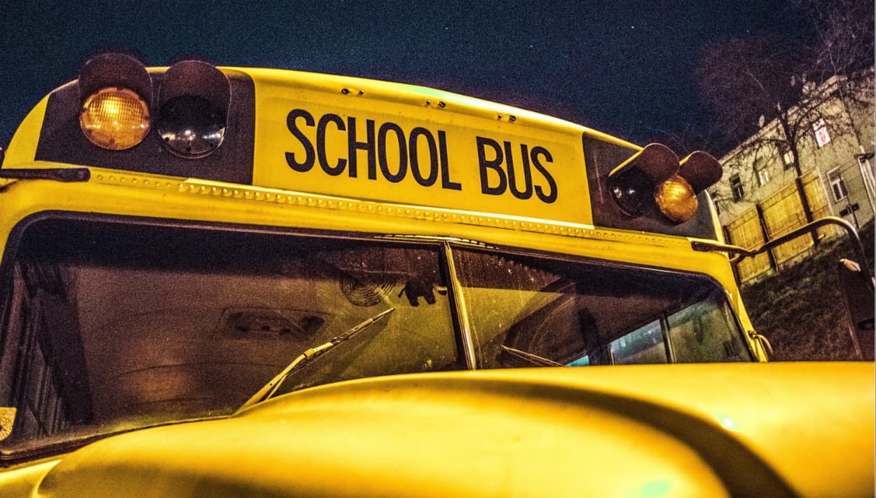 Un muerto y tres heridos durante accidente de autobús escolar en Bakersfield