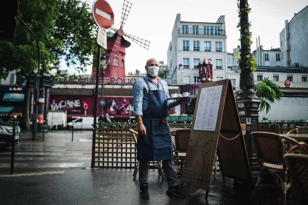 De este miércoles, los franceses comenzaron a volver a las terrazas, a visitar museos y al cine, tras
<b>más de seis meses de restricciones</b> que buscaban frenar los
<a href="https://www.univision.com/temas/coronavirus">contagios de covid-19</a> en el país.