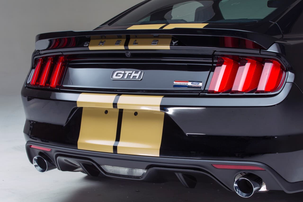 El 
<b>Mustang Shelby GT-H</b> lleva un 
<b>motor V8 de 5.0 litros de 435 caballos de fuerza</b>. Un dato destacable de este modelo es su decoración estilo Hertz, exclusivamente en negro con franjas doradas.