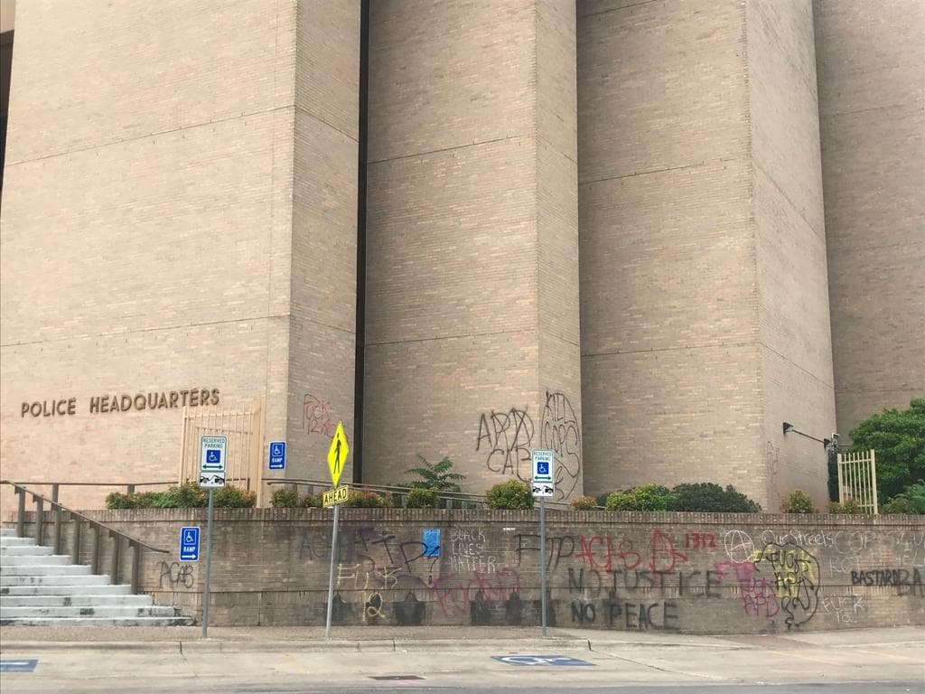 Así quedó parte de la sede del Departamento de la Policía en Austin.