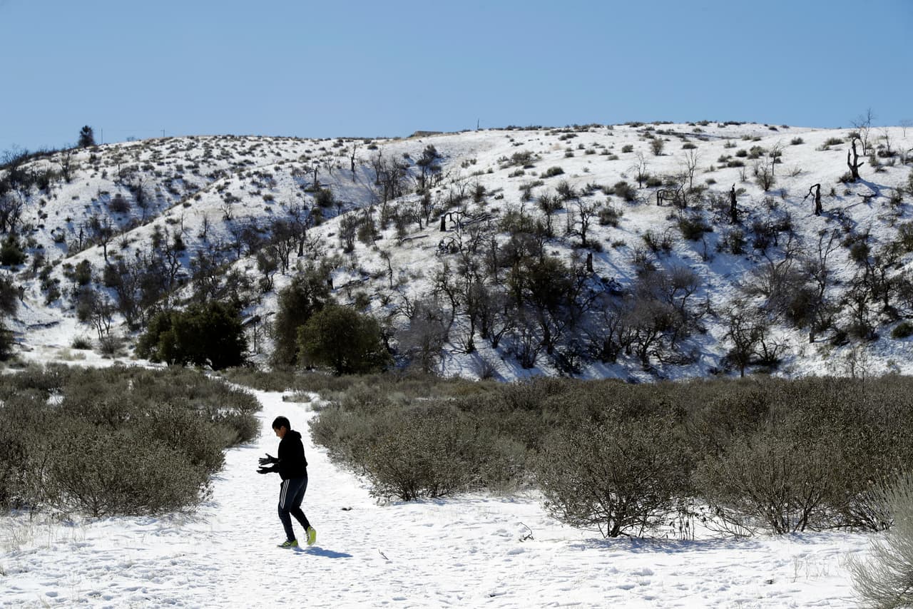 Una corriente ha impulsado el aire ártico frío sobre la región, normalmente templada en esta época del año, llevando nevadas hasta el sur de California. En la imagen un camino nevado en Lebec, a unas 60 millas al norte de Los Ángeles.