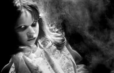 El exorcista (1973)
<br>Reagan hablando en lenguas extrañas o vomitando un chorro verde. Cuesta encontrar la escena más terrible de esta película protagonizada por Linda Blair cuando tenía tan sólo 14 años. Si las escenas no fueran suficientes, los 
<a href="http://www.blumhouse.com/2015/12/02/is-the-exorcist-movie-cursed/" target="_blank">rumores</a> sobre misteriosos sucesos durante la grabación de la película te dejarán sin poder conciliar el sueño.