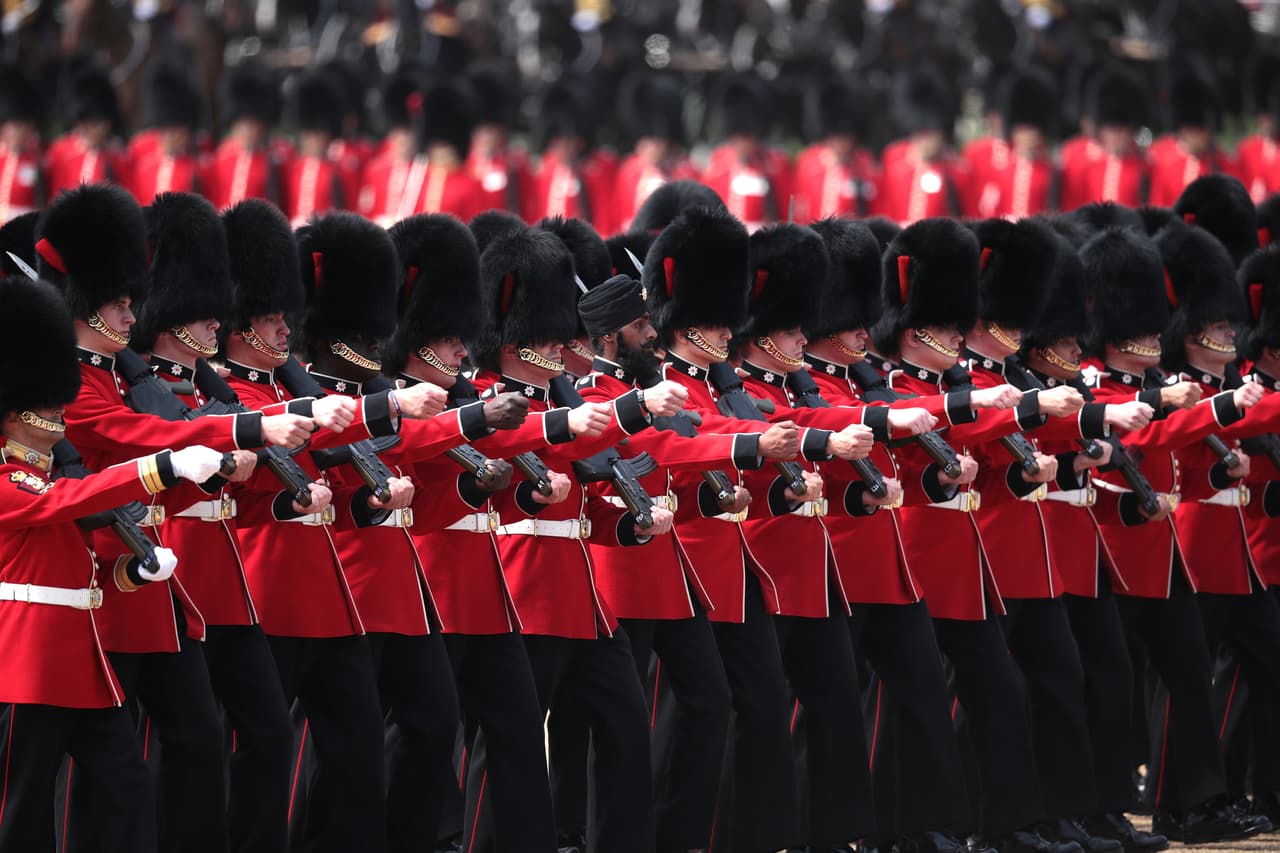 Charanpreet Singh Lall, miembro de 22 años de la 'Coldstream Guard' (la guardia real británica) hizo historia este sábado al ser el primer soldado en usar un turbante durante el desfile 
<i>Trooping the Color</i>.