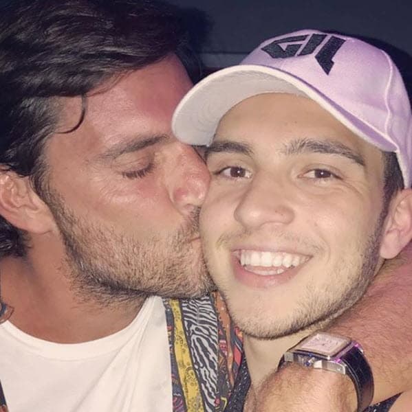 <b>Julián Jr. ahora tiene 22 años</b> de edad, siempre está al pendiente de su papá y ahora de su pequeño hermanito.