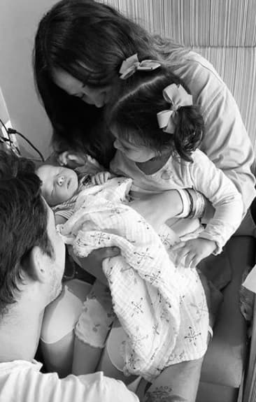 La actriz también habló de la diferencia en cómo percibe la paternidad 
<b><a href="https://www.univision.com/famosos/zuria-vega-presume-que-por-fin-ella-y-su-esposo-tienen-tiempo-de-hacer-una-actividad-de-adultos-video" target="_blank">su esposo Alberto Guerra </a></b>e insistió en la importancia de relajarse para poder ser una mamá trabajadora.