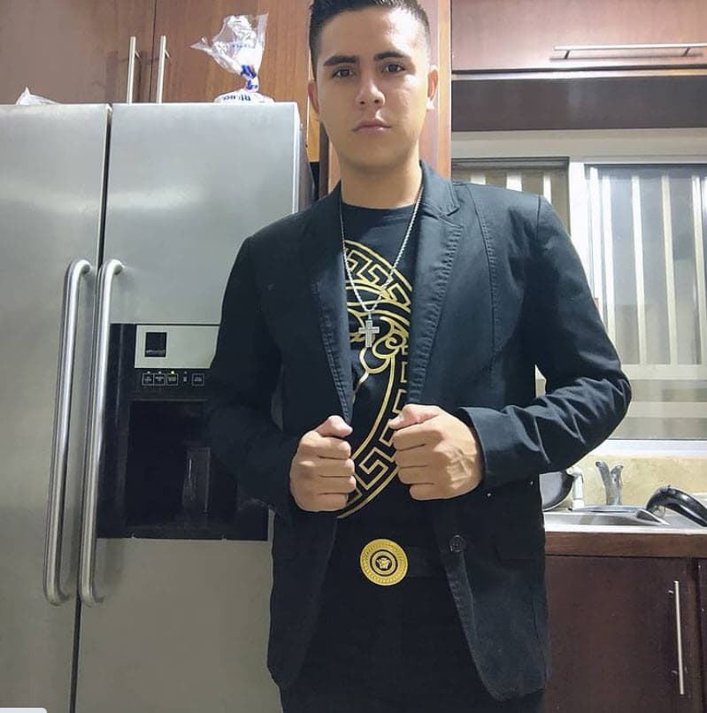 El acordeonista, de 21 años, estaba dentro de su automóvil, un Ford Taurus, alrededor de las 7:00 pm cuando
<a href="https://www.debate.com.mx/estados/Matan-a-cantante-de-narcocorridos-junto-a-su-esposa-y-cunado-en-un-centro-comercial-de-Tecate-20201224-0050.html" target="_blank">hombres armados lo ejecutaron</a>, según reporto el diario mexicano El Debate.