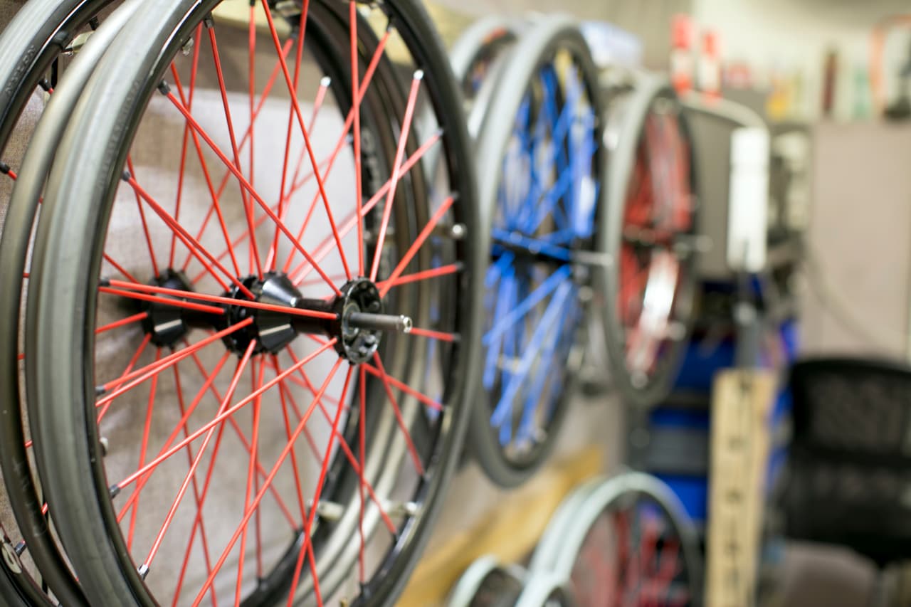 Las sillas atléticas llevan ruedas más inclinadas para ayudar al desempeño deportivo.