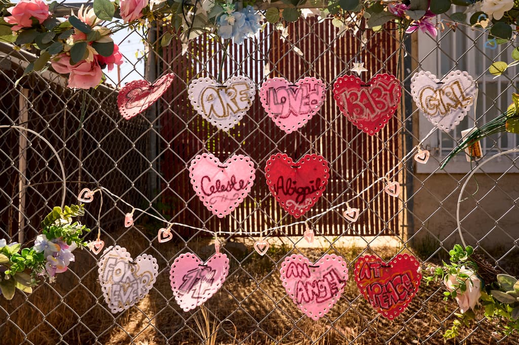 En el vecindario donde creció Rivas Hernández, una casa con cerca blanca, plantas que bordean el camino y dos rosarios colgados en la puerta principal conserva señales de una vida familiar reservada. Cerca, una piedra pintada transmite un mensaje directo: “Tú importas”.