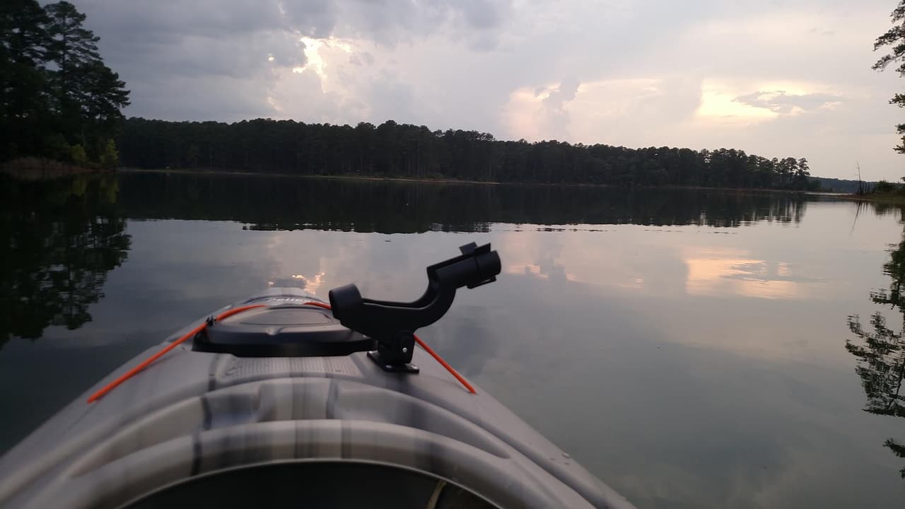 <b><a href="https://gastateparks.org/Mistletoe">Mistletoe State Park</a></b>: Disfruta de las vistas panorámicas de uno de los lagos más grandes del sureste, el lago Clarks Hill. Hay 15 millas de senderos para caminar y andar en bicicleta alrededor del parque que brindan una variedad de sitios para tomar fotografías y lugares de descanso para disfrutar. El Parque Estatal Mistletoe también es conocido como uno de los mejores lugares para pescar y un excelente destino para navegar. Encontrarás una variedad de alojamientos, incluidos campamentos primitivos y utilitarios, así como cabañas.