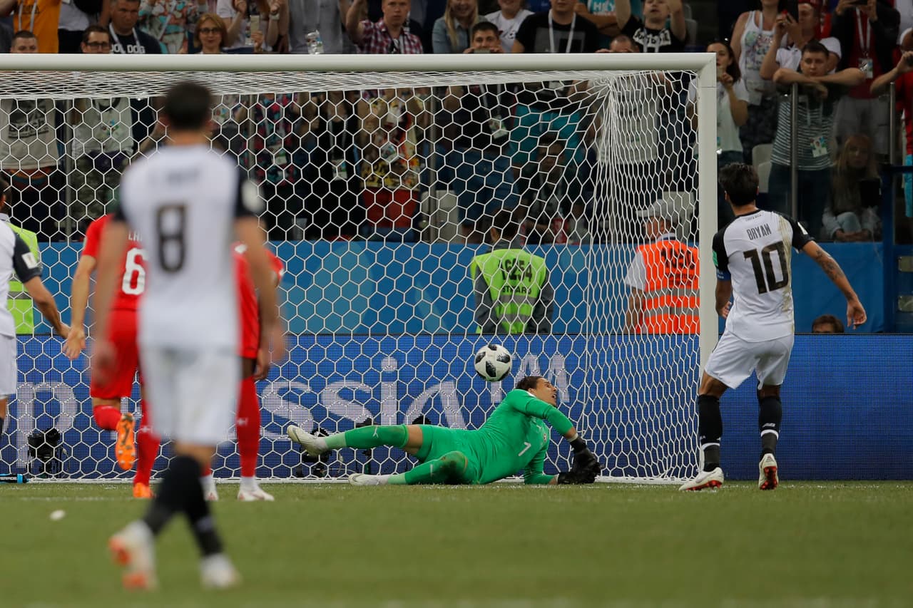 116.- Autogol del arquero Yann Sommer tras penalti de Costa Rica. Suiza 2-2 Costa Rica.