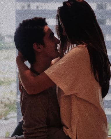 Antes de comenzar esta relación, Sebastián Poza tuvo un noviazgo con Ximena Suárez, hija del actor Héctor Suárez Gomís.