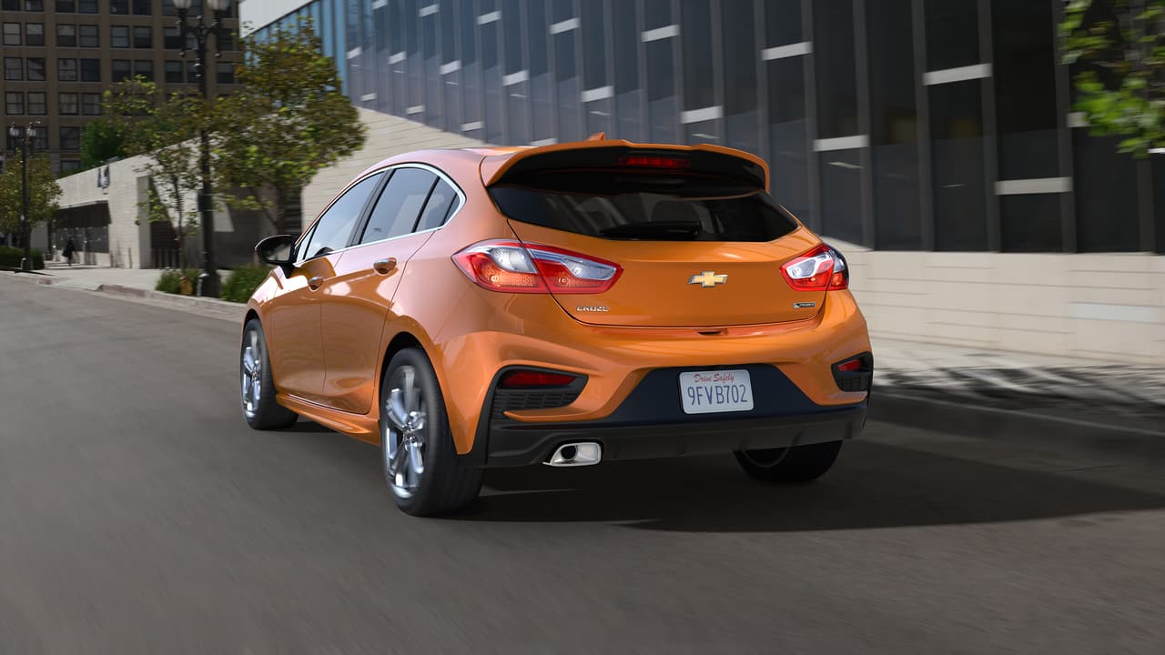 Modelo: 
<b>Chevrolet Cruze Hatchback</b>
<br>Planta en la que se construye: General Motors Ramos Arizpe
<br>Ventas totales en 2016: Cerca de 4,500 unidades (las ventas de todos los modelos Cruze en 2016 fueron de 226,602 unidades) 
<br>Precio inicial: 21,240 dólares
<br>Precio inicial + impuesto fronterizo del 20%: 
<b>25,448 dólares</b>