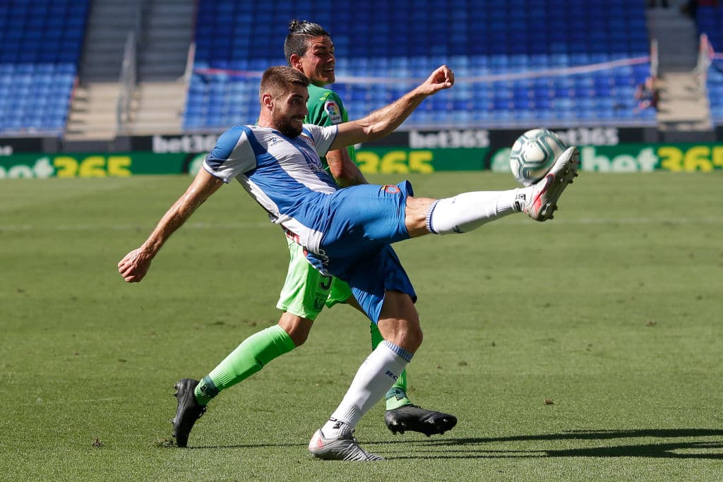 El Leganés comeinza a presionar demasiado arriba y provocan que David Lopez divida el balón y se libre del peligro.
