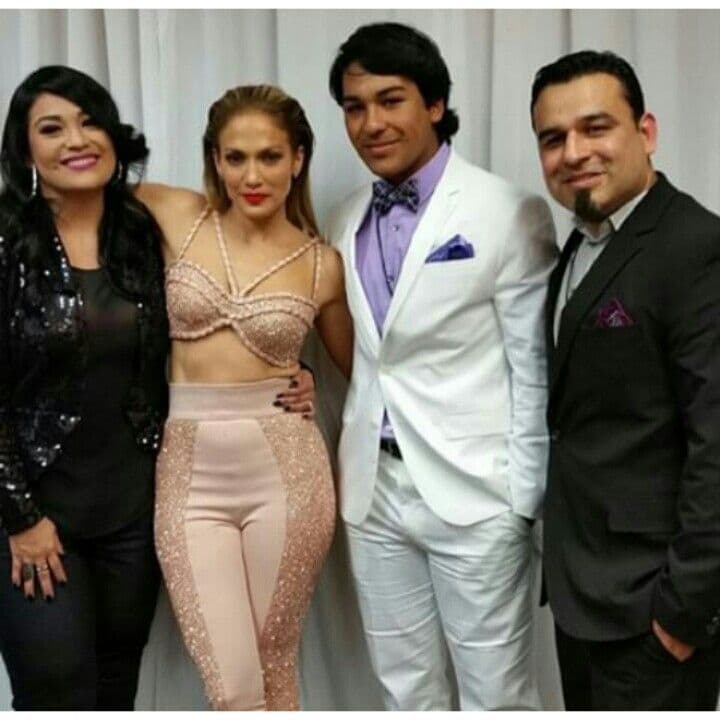 En esta imagen se ve a Jovan y Suzette con Billy, cuando fueron al backstage de una presentación de Jennifer López, quien desde hace 20 años es íntima amiga de la familia.