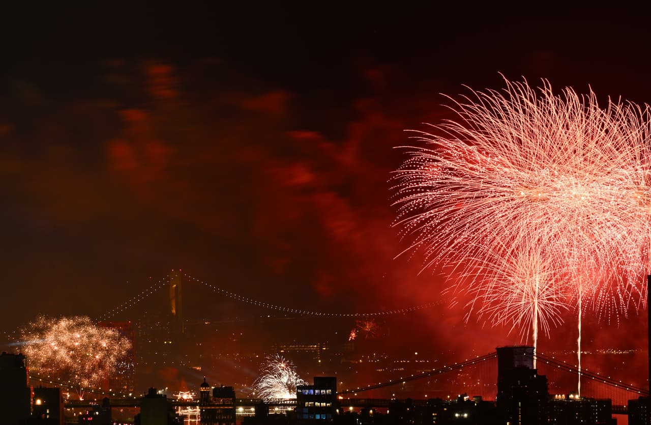 Durante el espectáculo, el Departamento de Bomberos de Nueva York informó que atendía un pequeño incendio de basura en el lado de Manhattan del 
<a href="https://www.univision.com/local/nueva-york-wxtv/incendio-puente-brooklyn-fuegos-artificiales-nueva-york-4-julio">Puente de Brooklyn</a>, originado mientras se lanzaban los fuegos artificiales desde esa estructura.