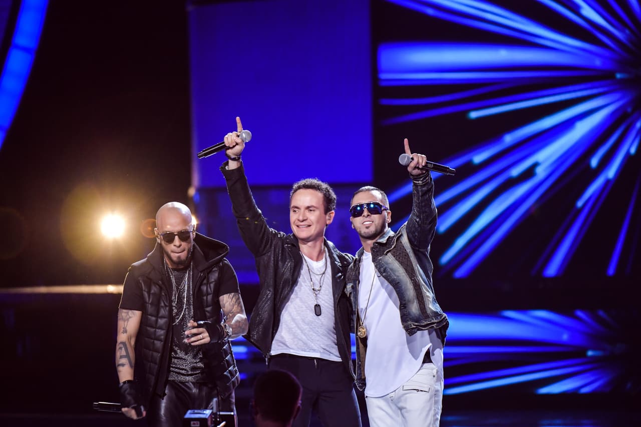 Luego apareció sobre el escenario para cantar con Alexis y Fido.