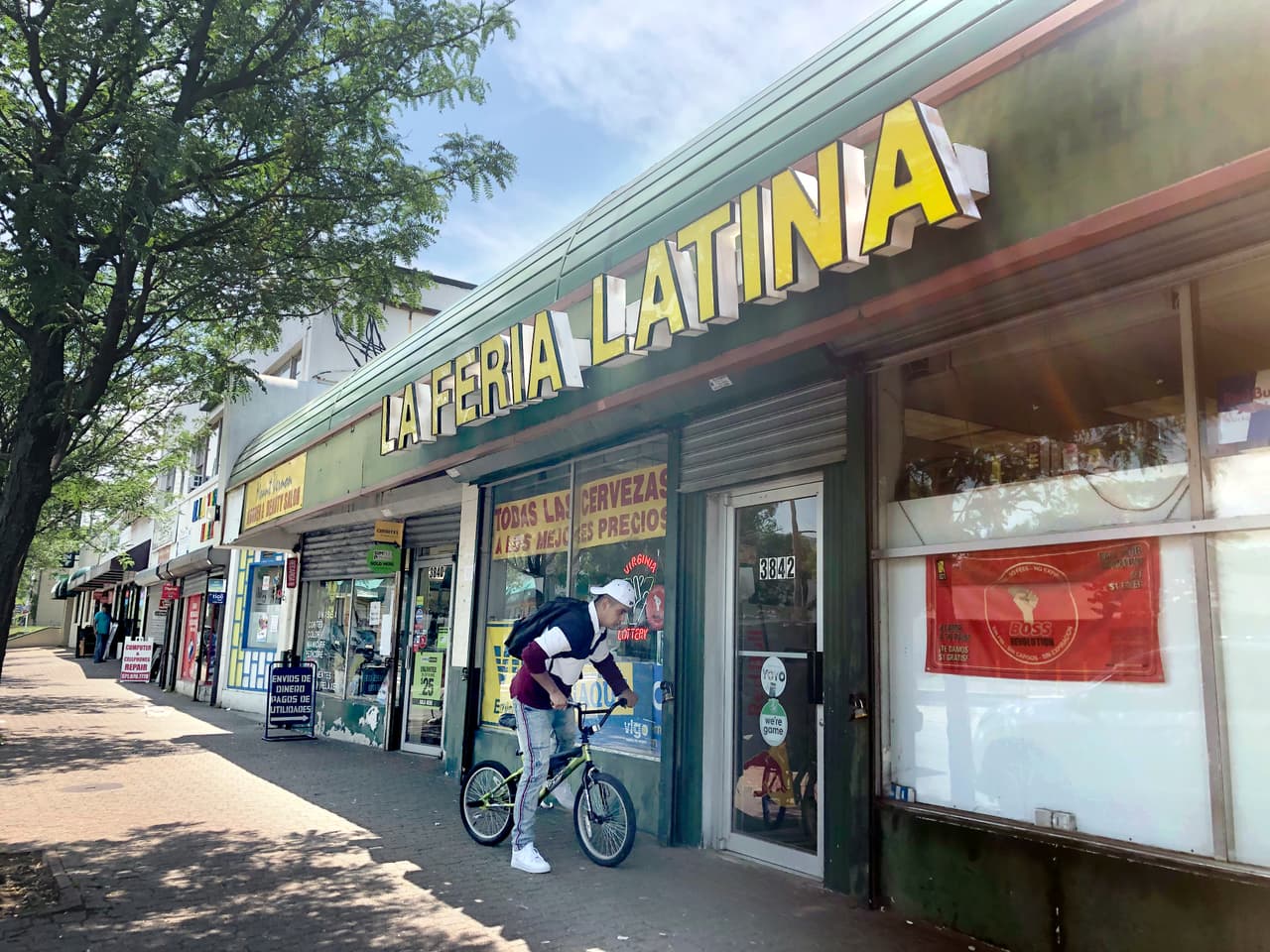 Most inhabitants and businesses in Chirilagua are Central American.