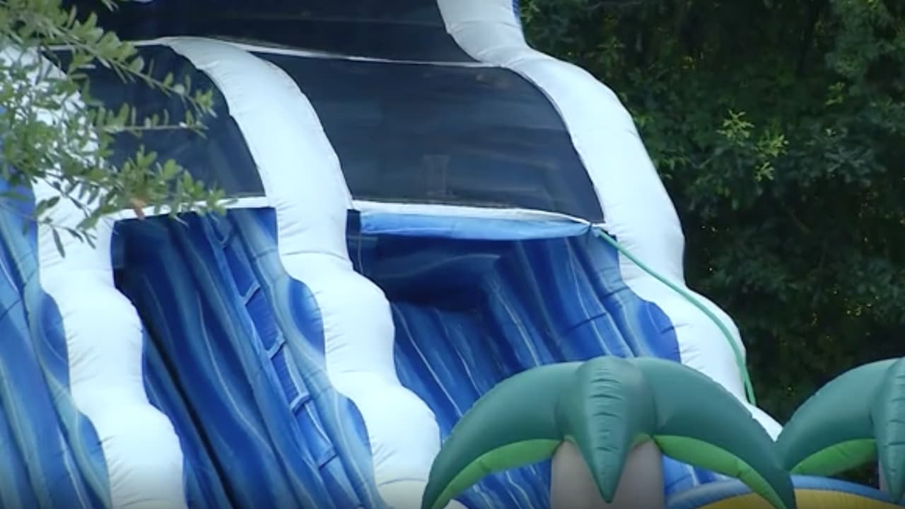 De acuerdo con las autoridades, la madre preparaba una fiesta de cumpleaños para su hija mayor en el noreste del condado Harris y olvidó a su hijo.
<br>
<br>Tras varias horas, se percató de que el pequeño estaba en el auto y fue a buscarlo, sin embargo, ya estaba muerto.