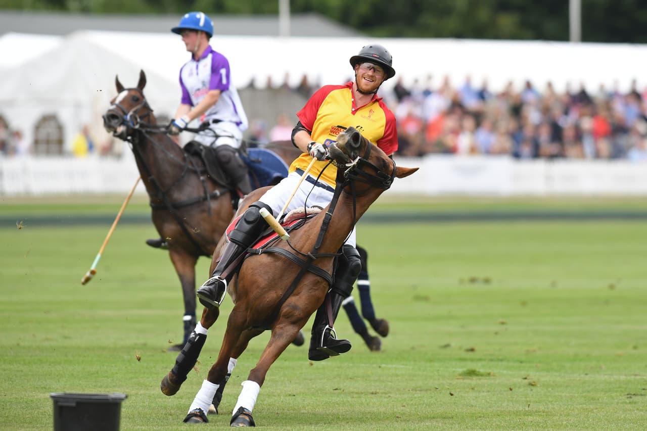 El Prince Harry es afincionado al deporte como el polo, motocross y esquí. Además fue dundador de los juegos Invictus en 2014.