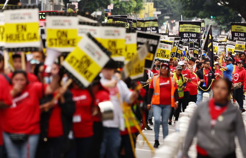 El sindicato reportó que trabajadores de otros hoteles se mantienen en conversaciones con sus patronos, sin alcanzar un acuerdo, pero ambas partes parecen dirigidas a conseguirlo.