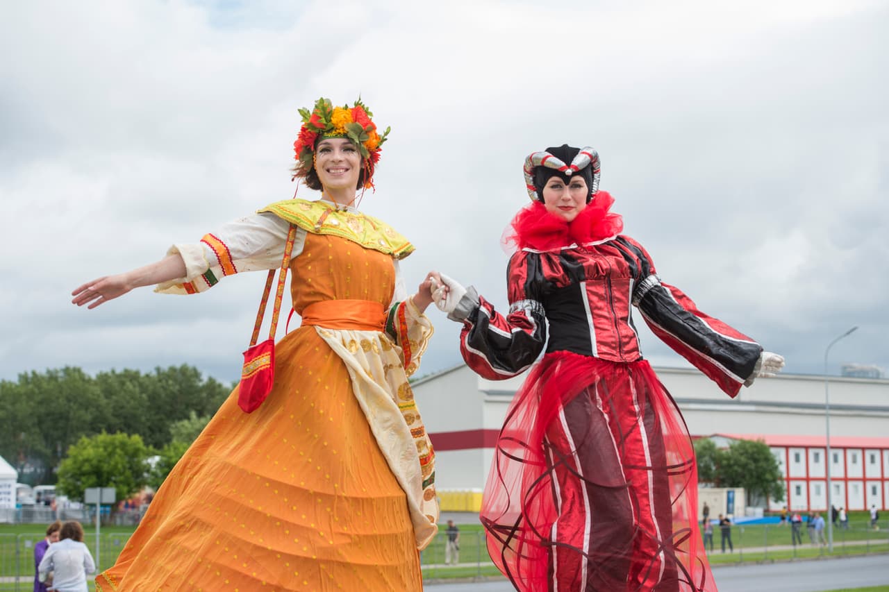 Hermosos trajes y mucho colorido de la afición en Rusia para el juego por el tercer puesto en la Copa Confederaciones.