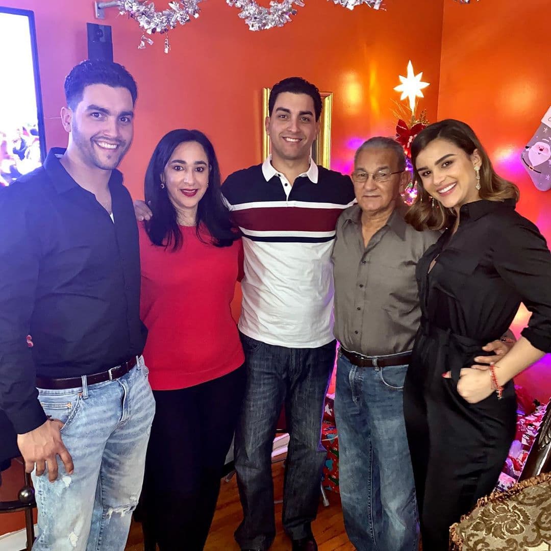 Acompañada de sus seres queridos, Clarissa deseó una feliz Navidad a todos sus seguidores: "Les deseamos 
<b><a href="https://www.univision.com/shows/el-gordo-y-la-flaca/un-novio-el-regalo-que-los-fans-de-clarissa-molina-quieren-que-reciba-esta-navidad-fotos">mucho amor</a></b> y paz en sus hogares", escribió.