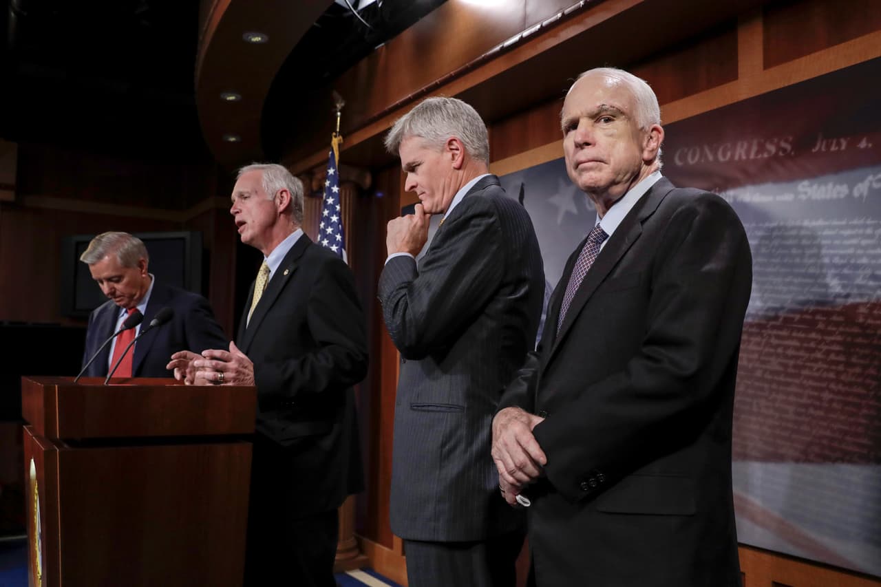De izquierda a derecha, los senaodres Lindsey Graham, Ron Johnson, Bill Cassidy, y John McCain, el jueves 27 de julio de 2017.