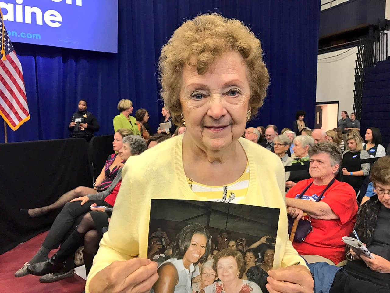 Shirley Hickey en el mitin de Michelle Obama en Manchester, New Hampshire.