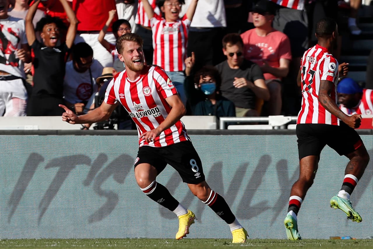 Brentford goleó 4-0 al Manchester United en la Jornada 2 con goles de Josh Dasilva, Mathias Jensen, Ben Mee y Bryan Mbeumo; su primera victoria sobre los Red Devils desde 1938.