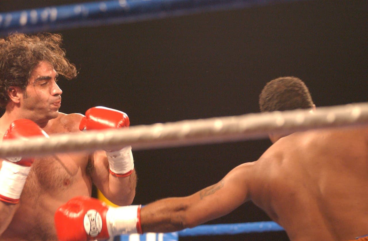 También fue señalado por supuestamente tener peleas de boxeo arregladas, pues ganó 11 por nocaut, y en 2006
<b><a href="https://www.infobae.com/america/entretenimiento/2020/08/14/el-dia-que-cibernetico-se-trenzo-a-golpes-con-jorge-kahwagi-en-vivo-uno-de-los-escandalos-infames-de-la-tv-mexicana/" target="_blank">se peleó con el luchador El Cibernético</a></b> en vivo por televisión durante la transmisión del programa 'Permítame tantito'.